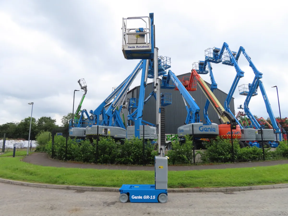 Genie GR 15 Personnel lift Like New - Image 3