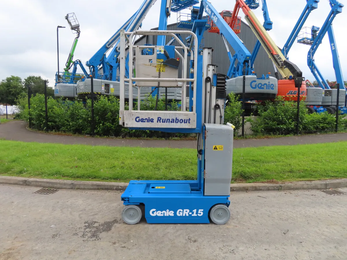 Genie GR 15 Personnel lift Like New - Image 2