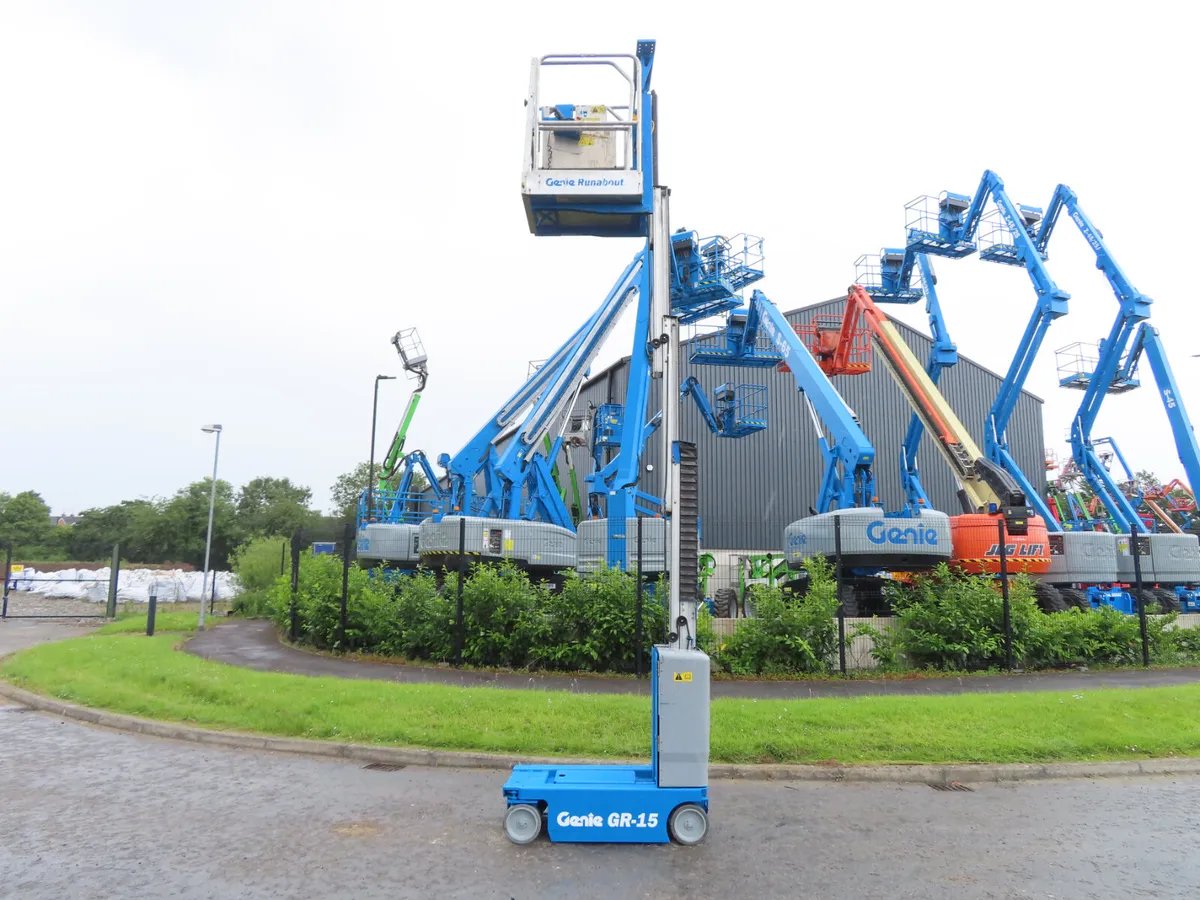 Genie GR 15 Personnel lift Like New - Image 4