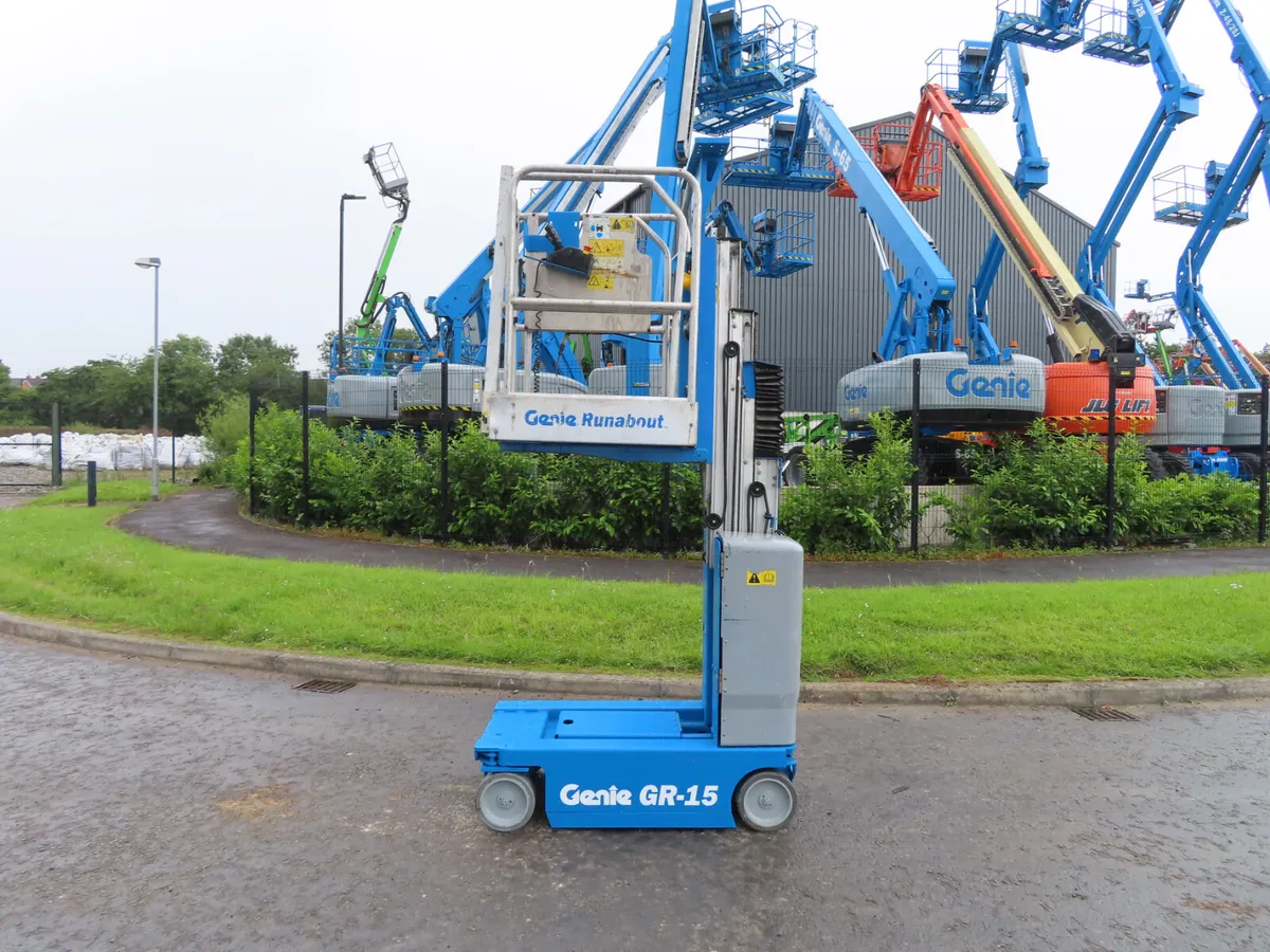 Genie GR 15 Personnel lift Like New - Image 3