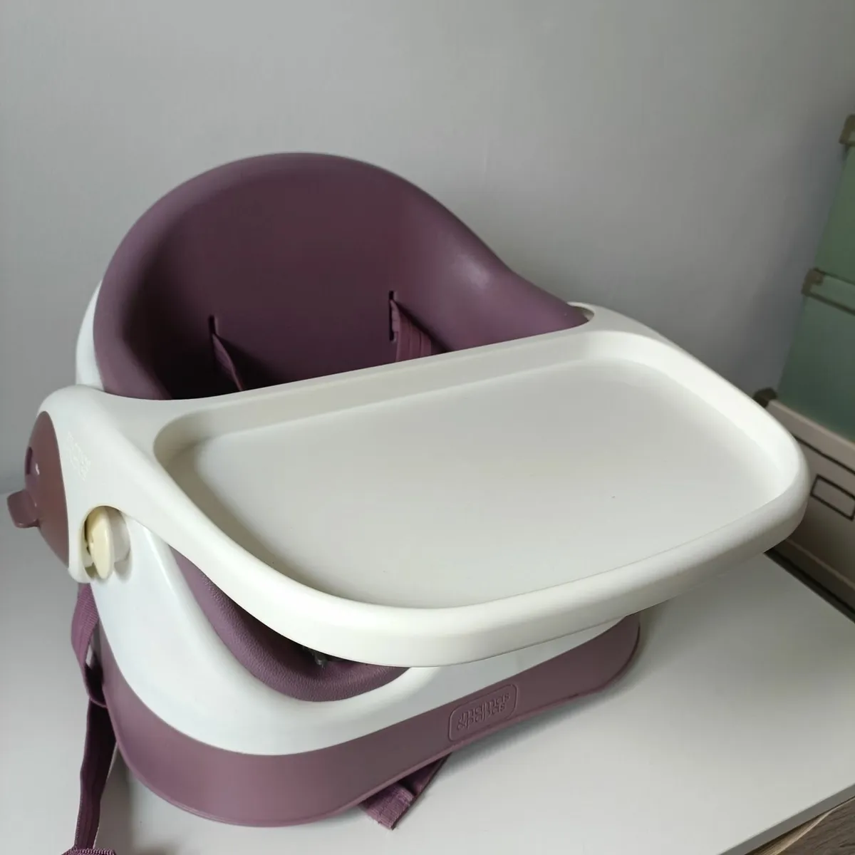 Baby feeding booster seat with tray - Image 1