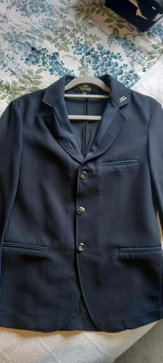 A  A teenager shoujumpers jacket   xs - Image 2