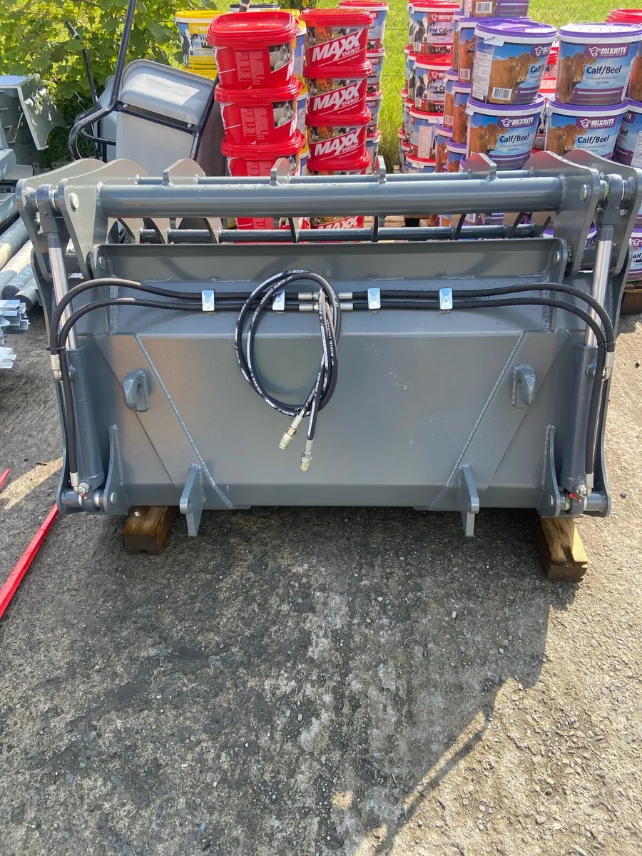 Buckets bale squeezers dung forks dung grabs - Image 3