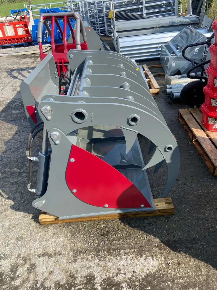 Buckets bale squeezers dung forks dung grabs - Image 1