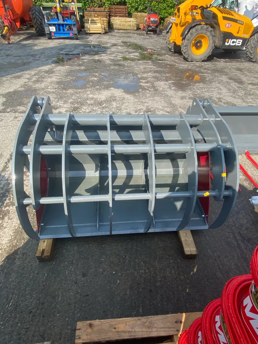 Buckets bale squeezers dung forks dung grabs - Image 2