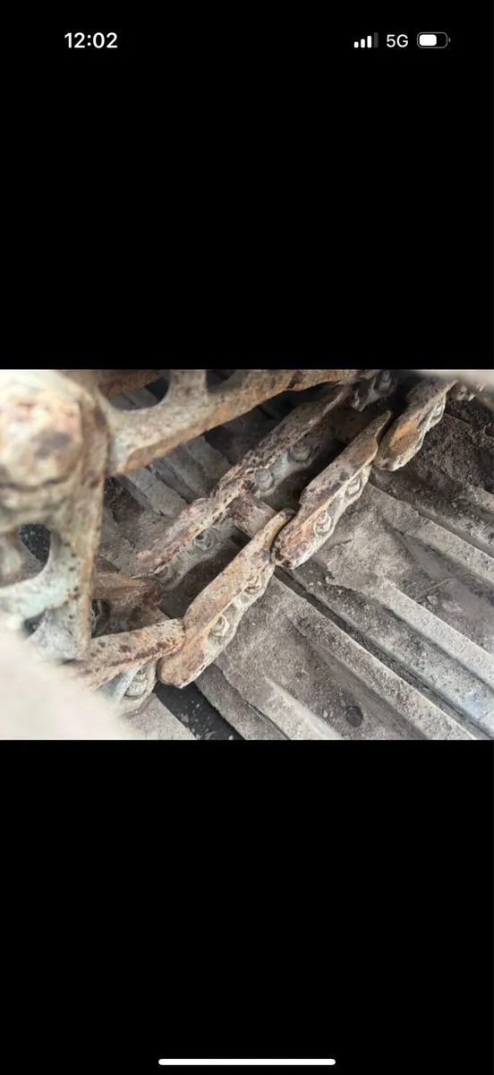 Set of 3 foot plastic tracks 37 links each side - Image 2