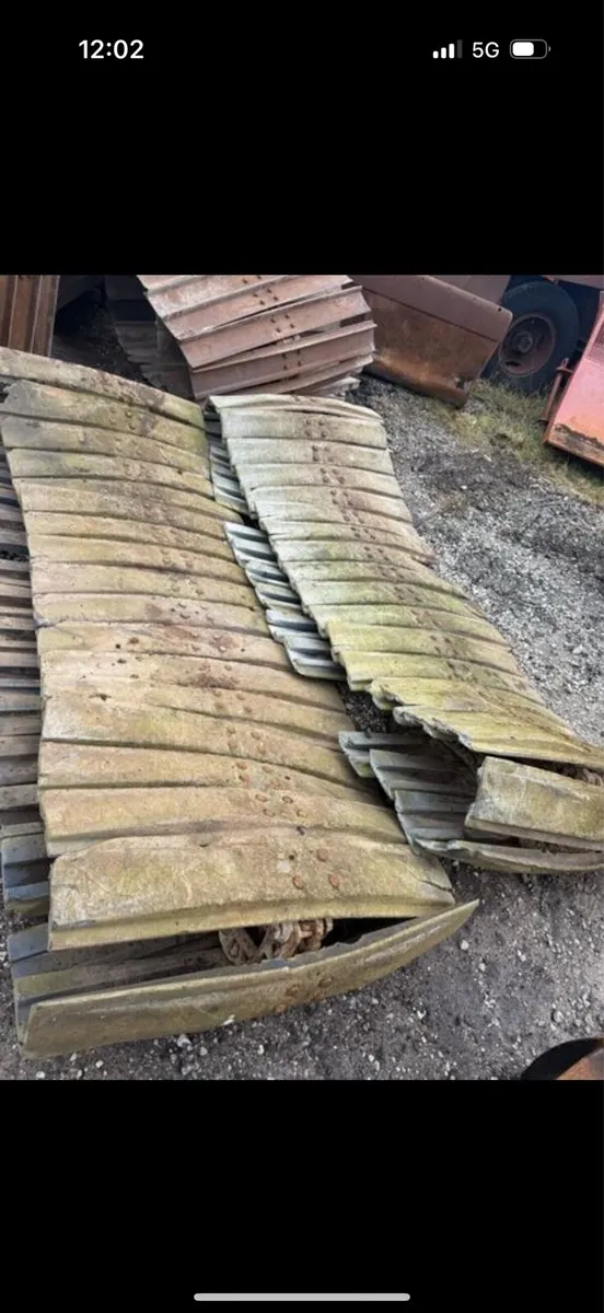 Set of 3 foot plastic tracks 37 links each side - Image 1