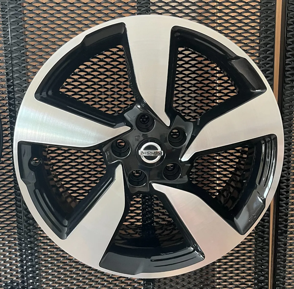 Nissan Qashqai Alloy wheels N64801 1  Black Polish - Image 1