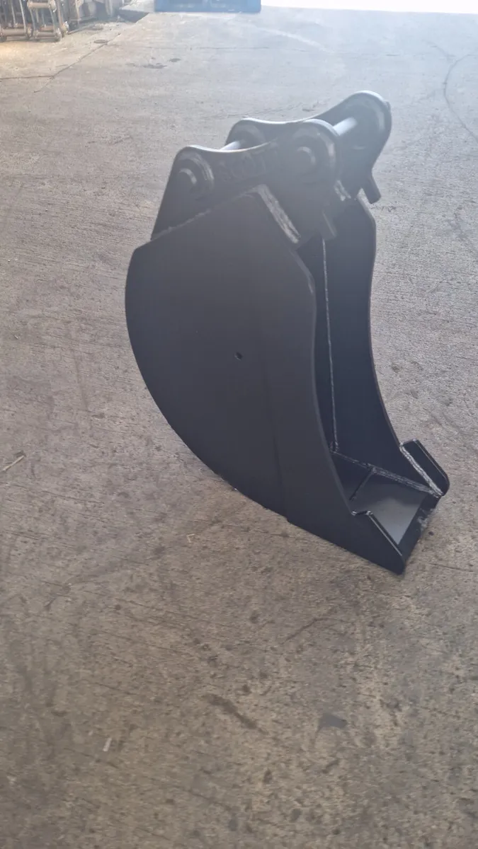 12" digging bucket no teeth to suit 5-8t machine - Image 1