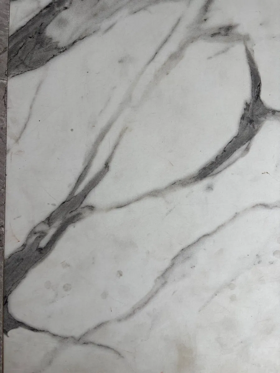 Laminate worktops to clear,one colour 100 for 4.1 - Image 1