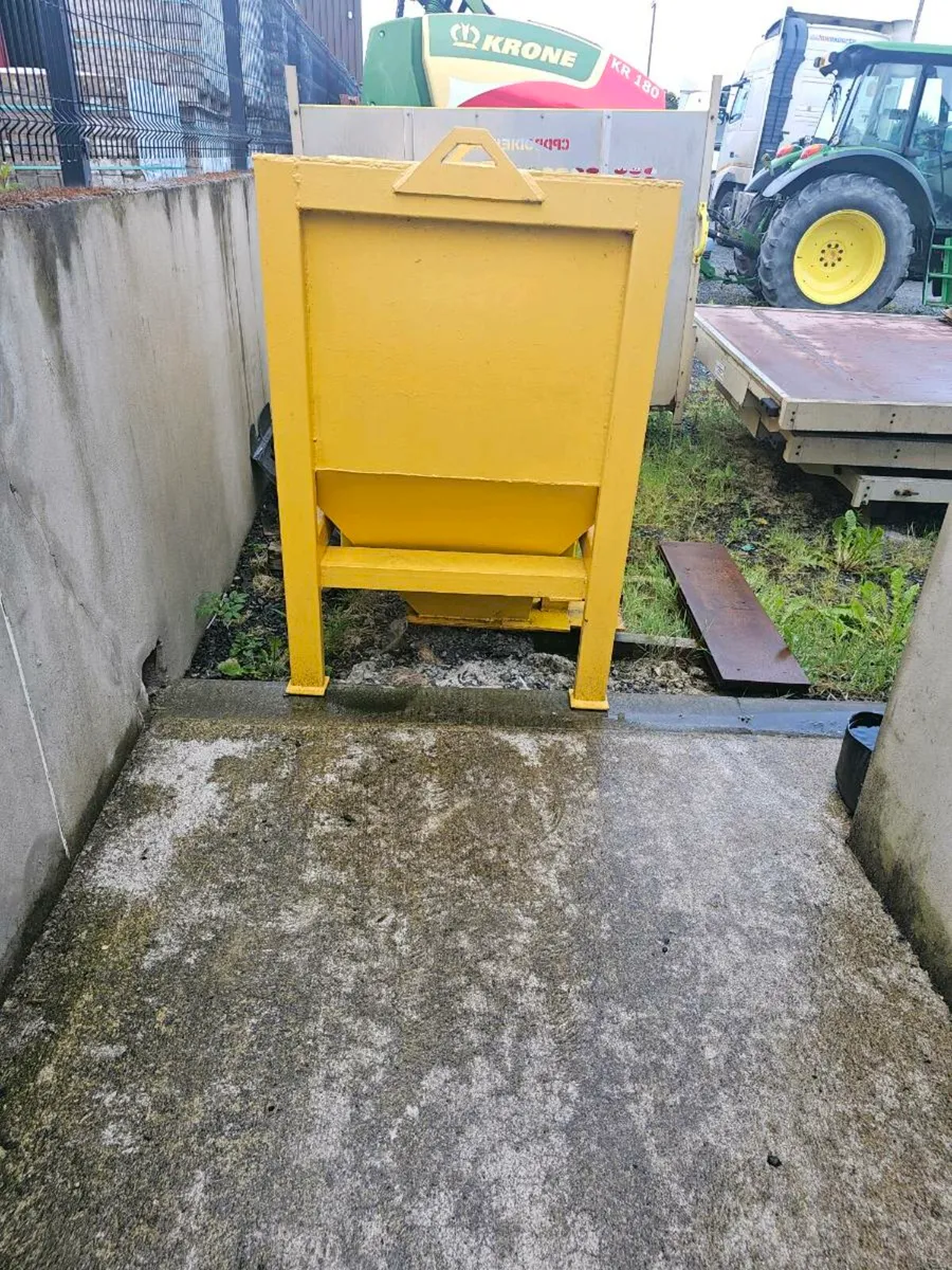 Concrete skip - Image 2