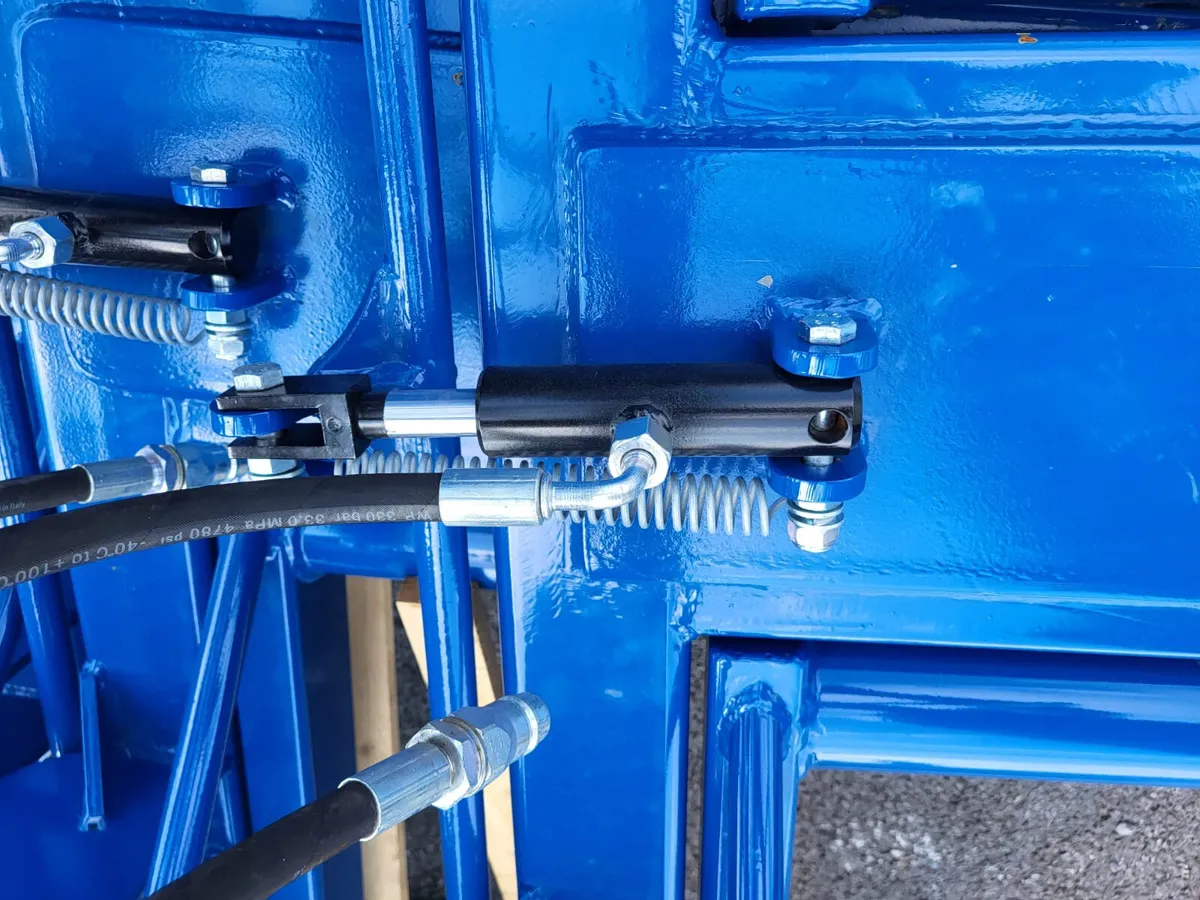 Dowd Hydrualic Bale Lifters - Image 4