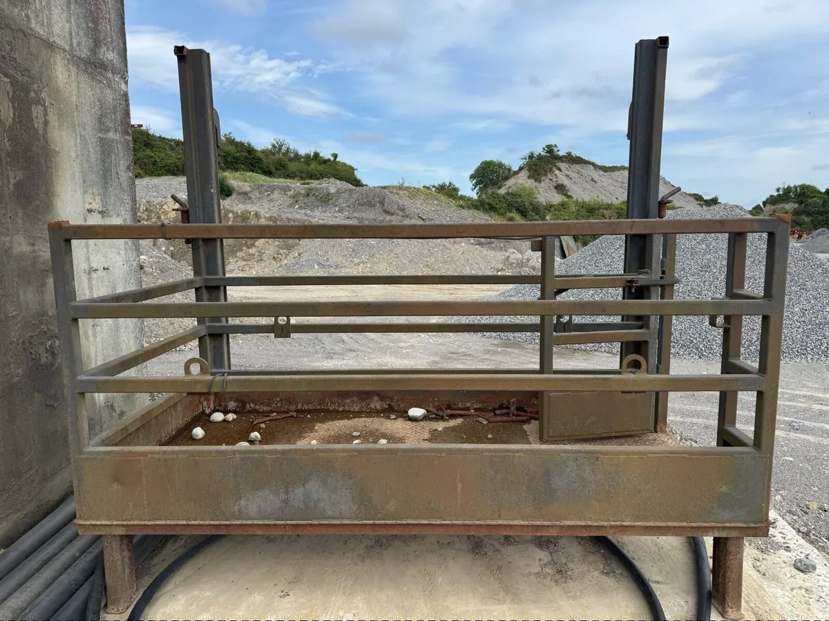 Loader / Teleporter Access Platform - Image 1