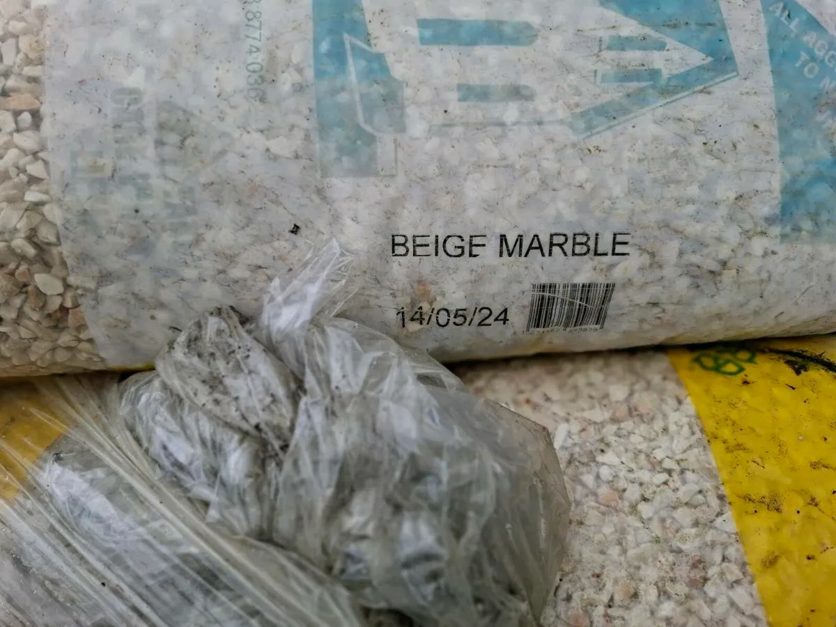 Sand + chips - Image 3