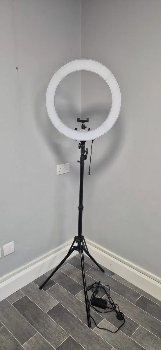 Neewer Ring Light - Image 1