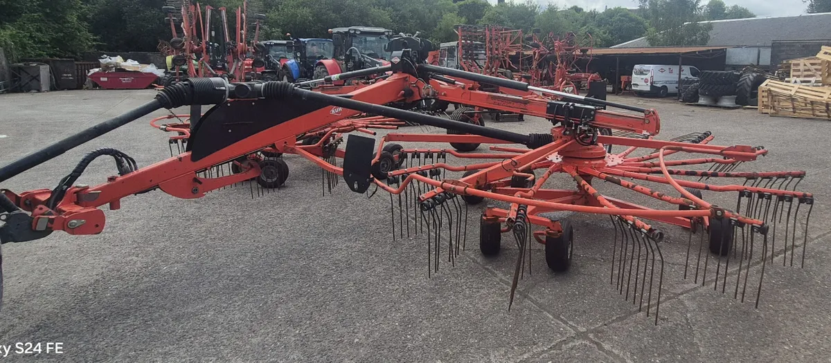 Kuhn GA9531 twin rotor rake - Image 4