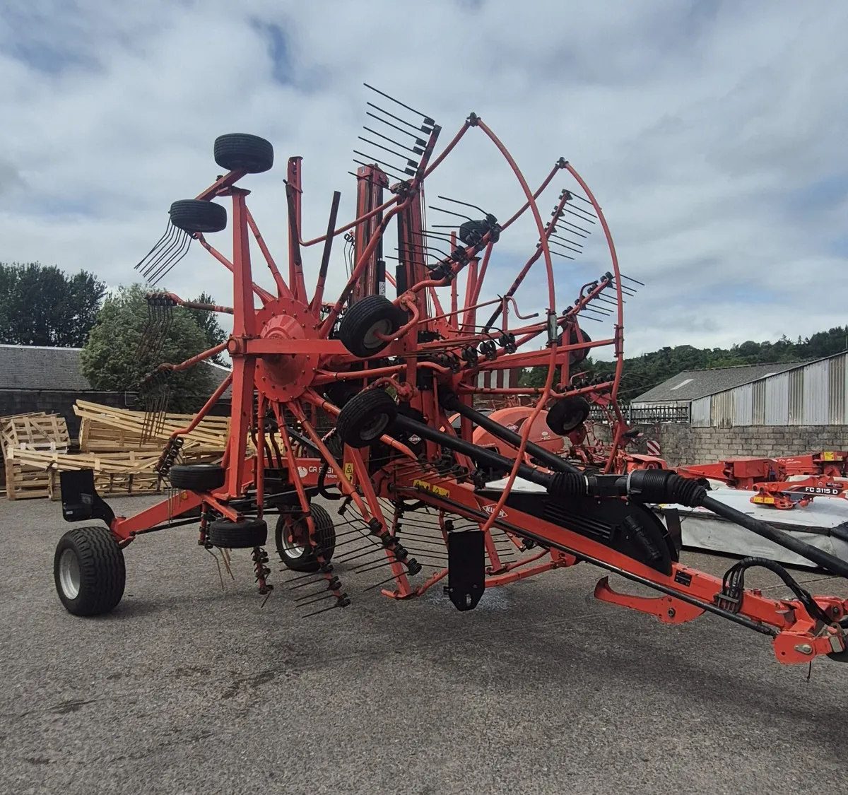 Kuhn GA9531 twin rotor rake - Image 1