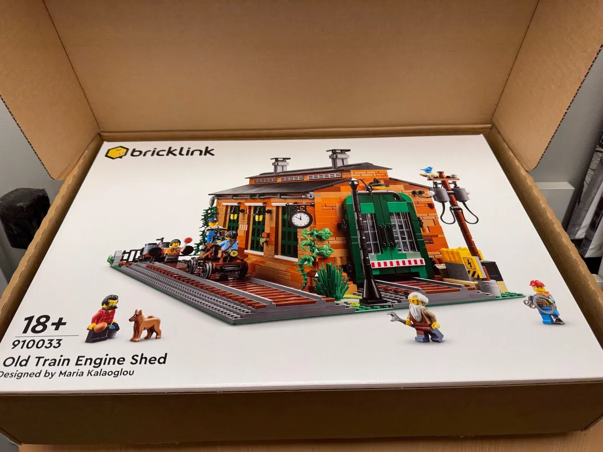 Lego 910033 Old Train Engine Shed. Brand new