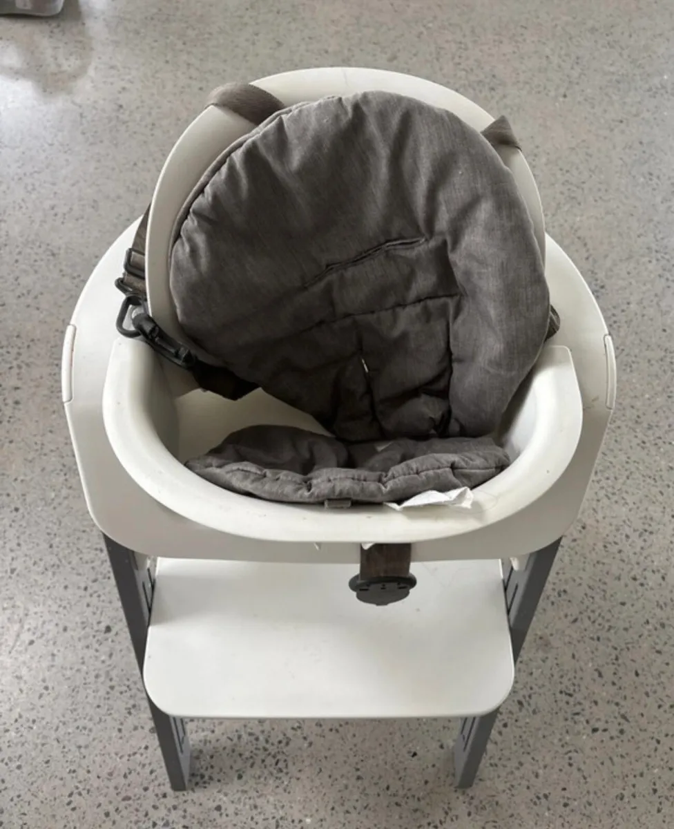 Stokke steps high chair & bouncer set - Image 4