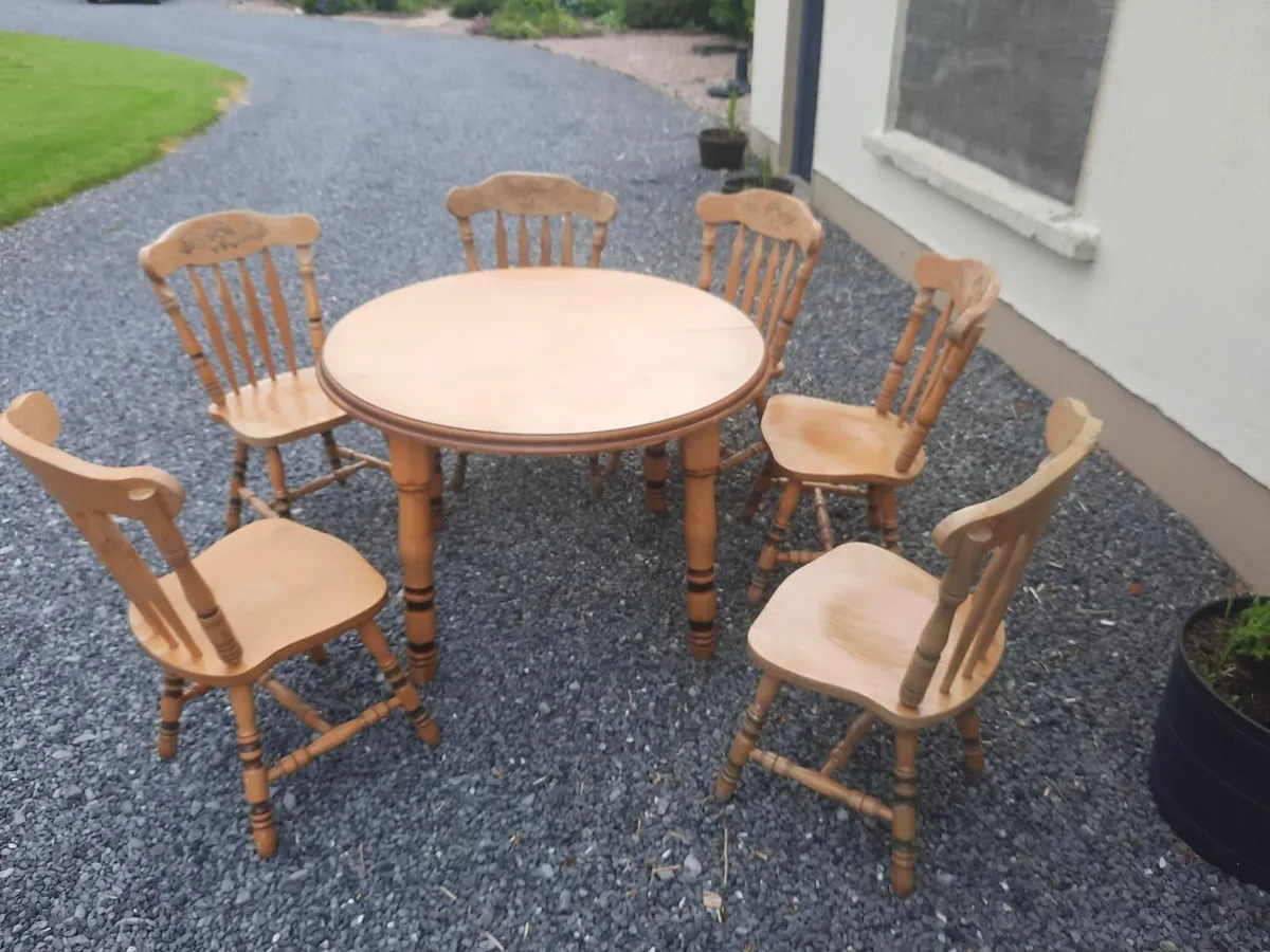 Table & chairs - Image 1