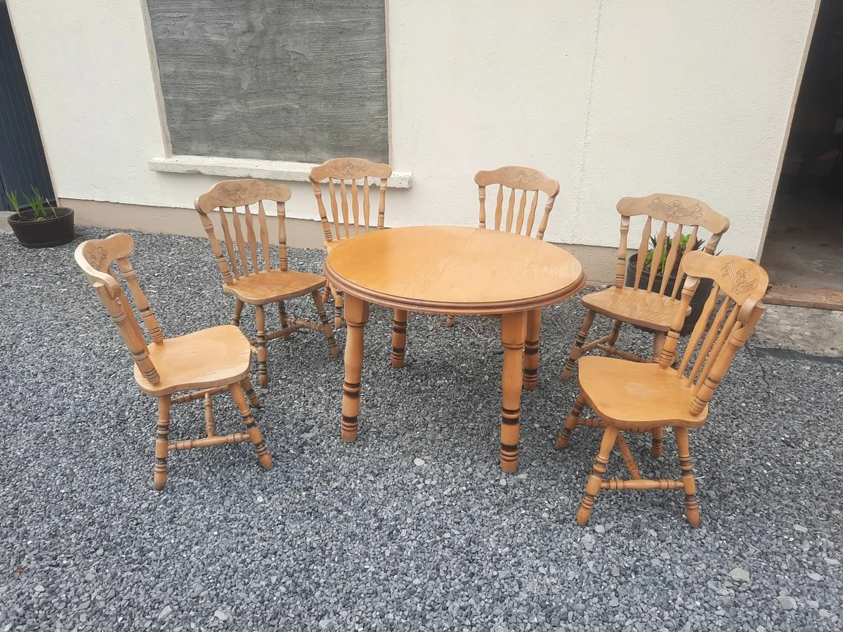 Table & chairs - Image 4