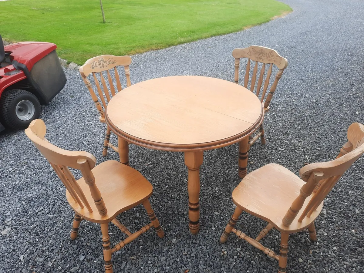 Table & chairs - Image 3