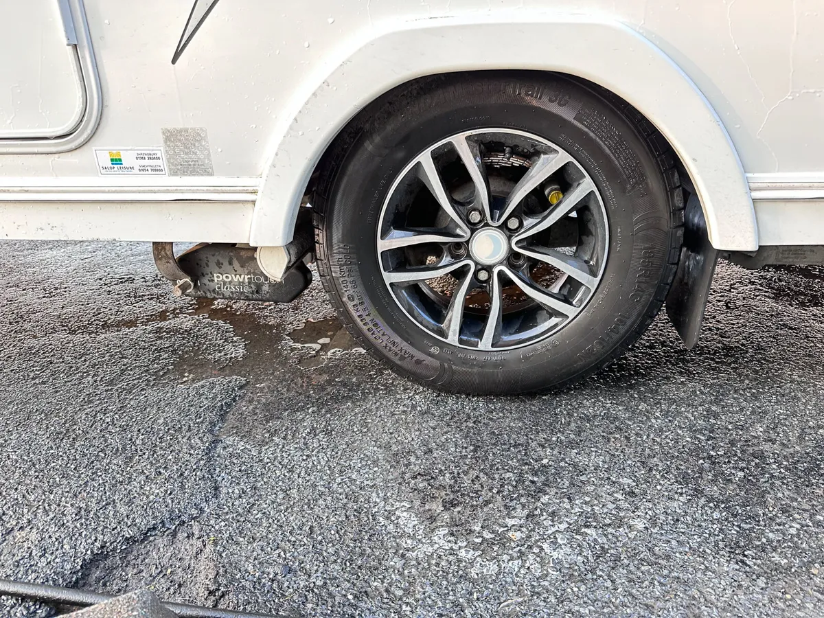 ✨STUNNING 2016 LUNAR ECLIPSE 4 BERTH FIXED BED✨ - Image 3