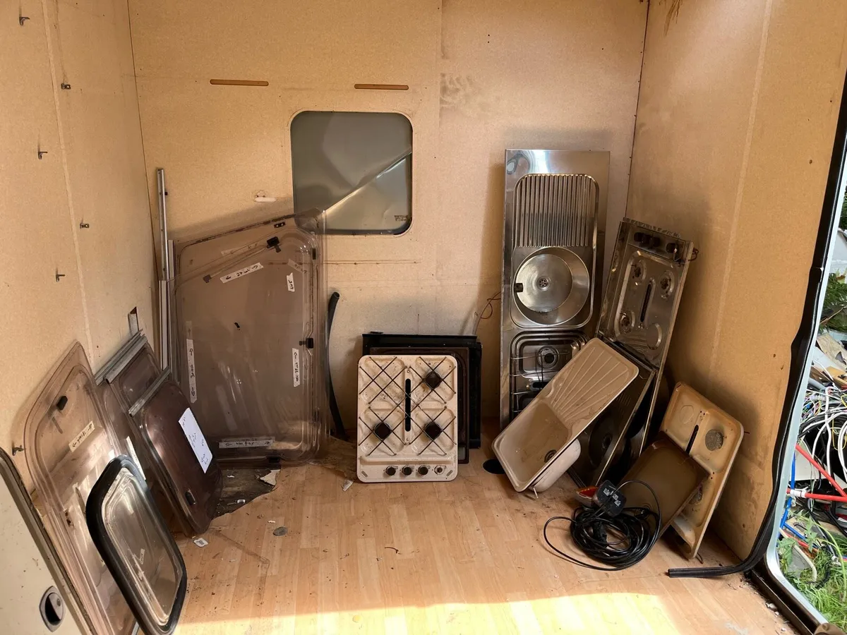 Caravan parts and windows - Image 2