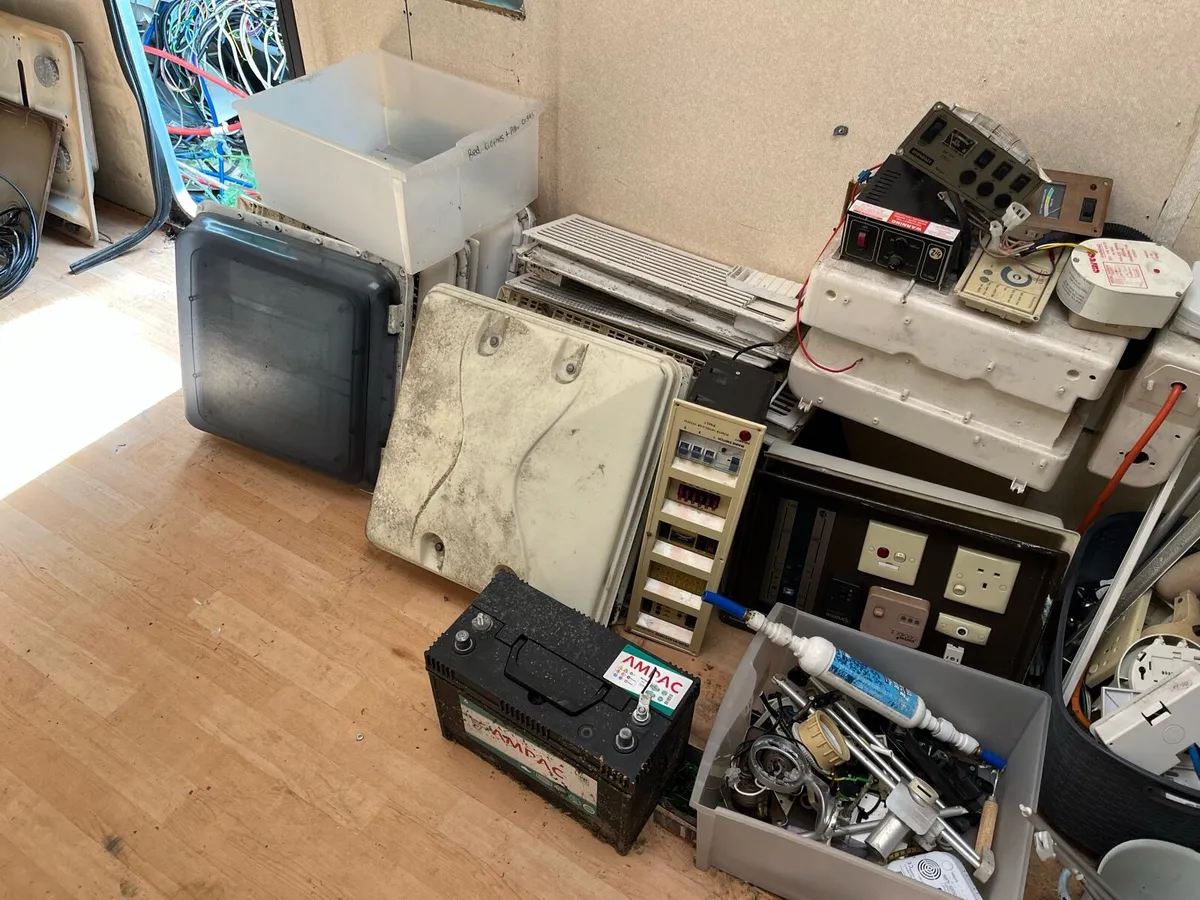Caravan parts and windows - Image 4