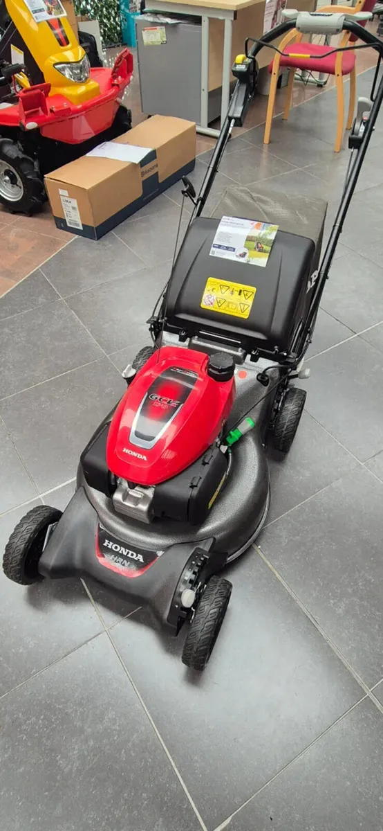 Honda HRN536VYE walk-behind lawnmower - Image 1