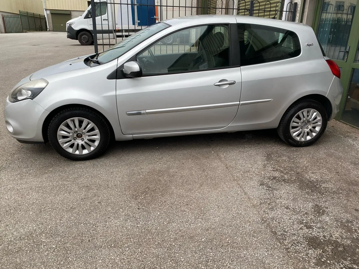 2012 Renault Clio 1.2petrol for breaking - Image 2