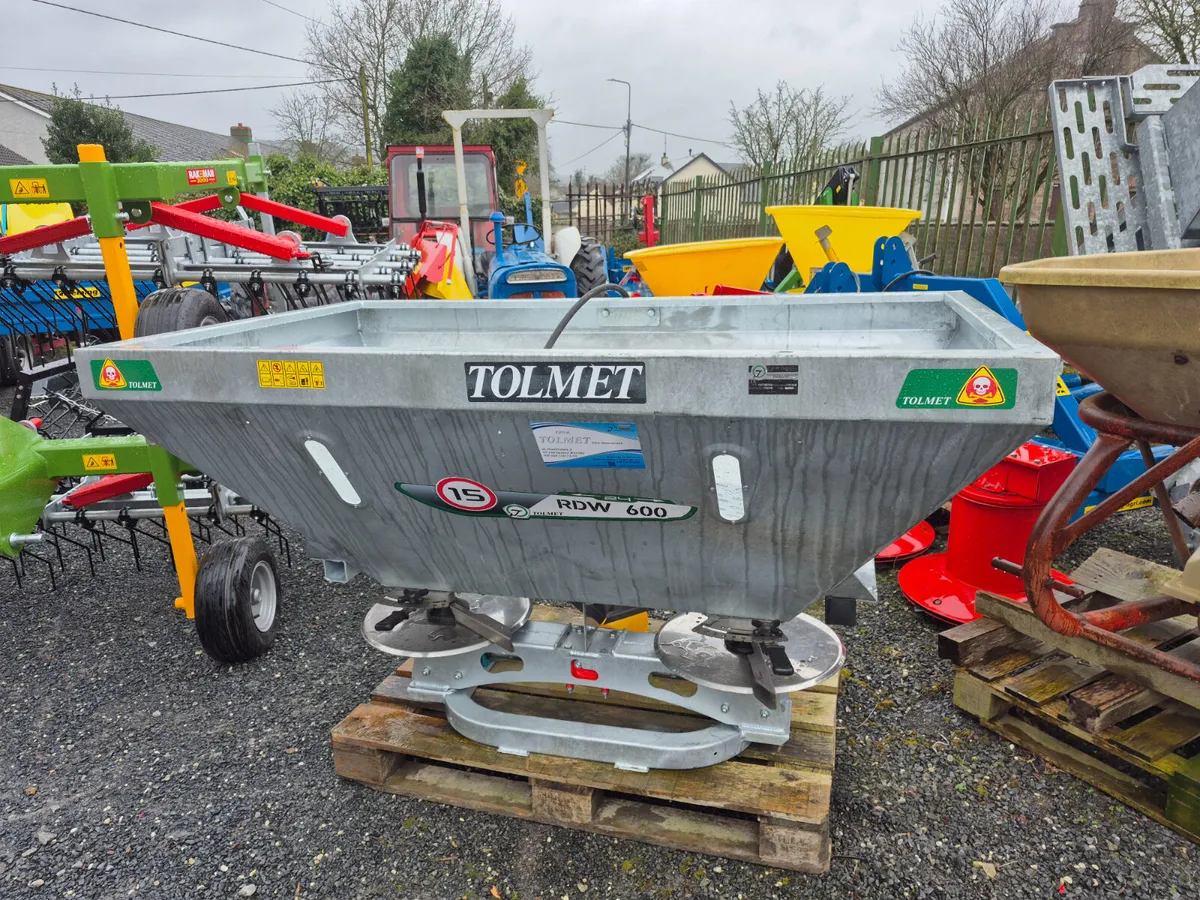 Fertiliser spreader - Image 1