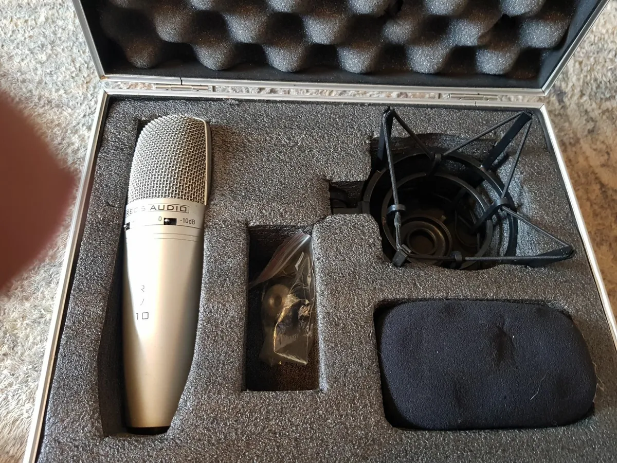 Studio  Condenser Mic w/ Original Case - Image 4