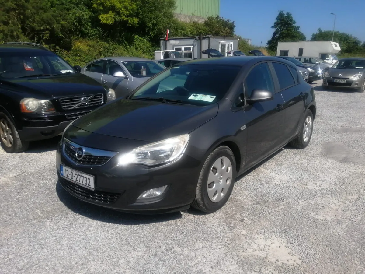 Opel Astra 2012 - Image 2