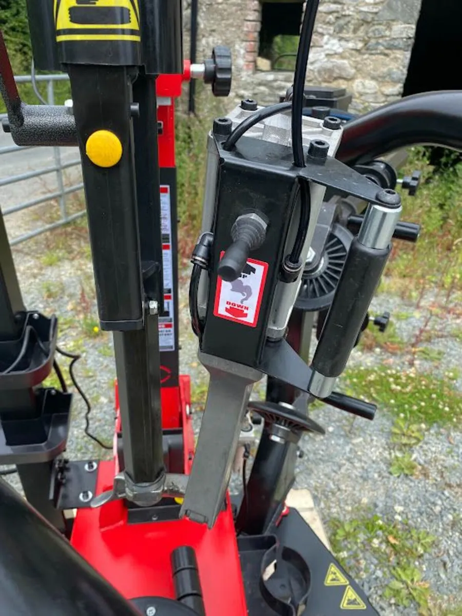 Full Automatic Leverless Tyre Changer 240 volt - Image 2