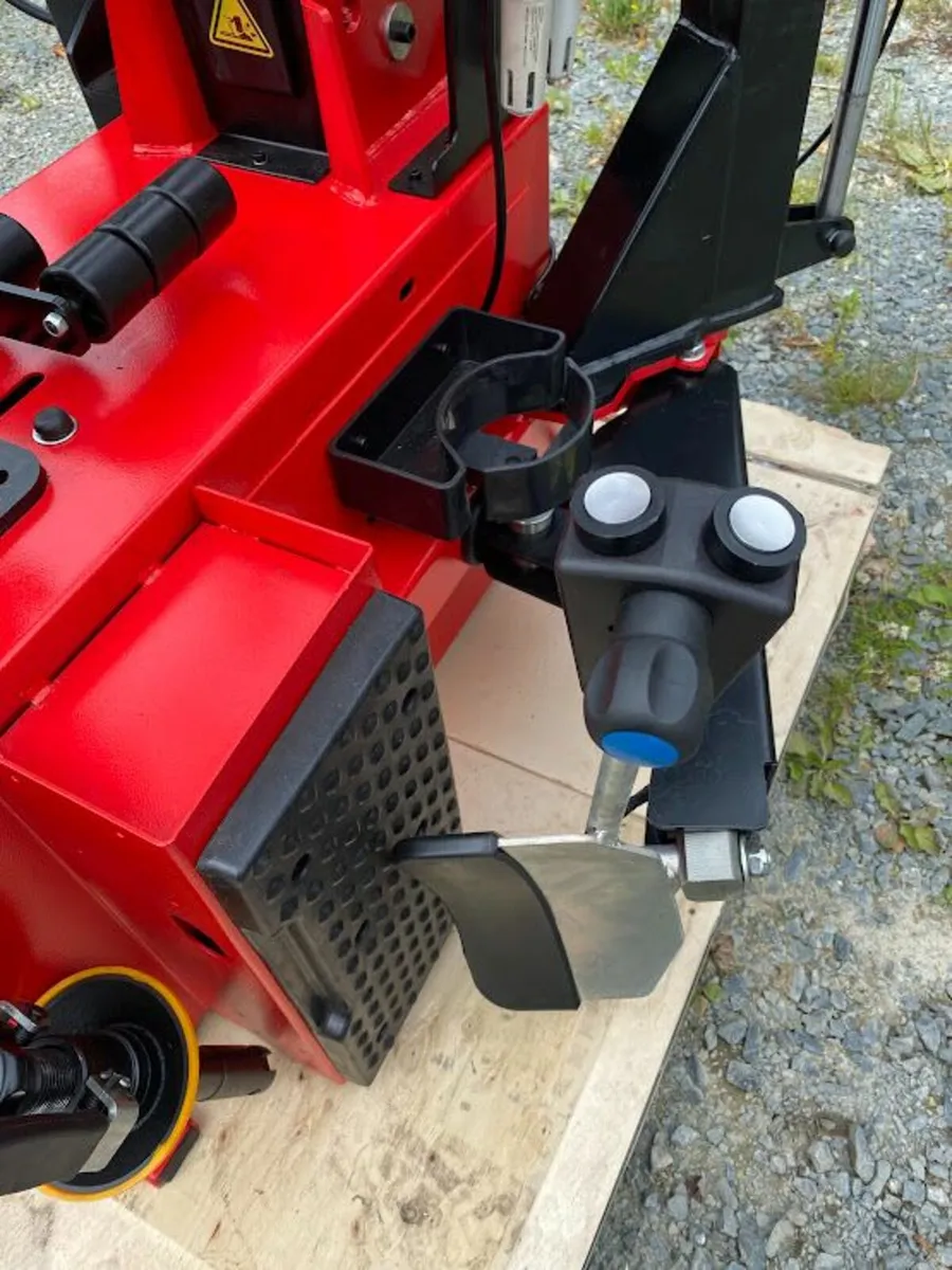 Full Automatic Leverless Tyre Changer 240 volt - Image 3