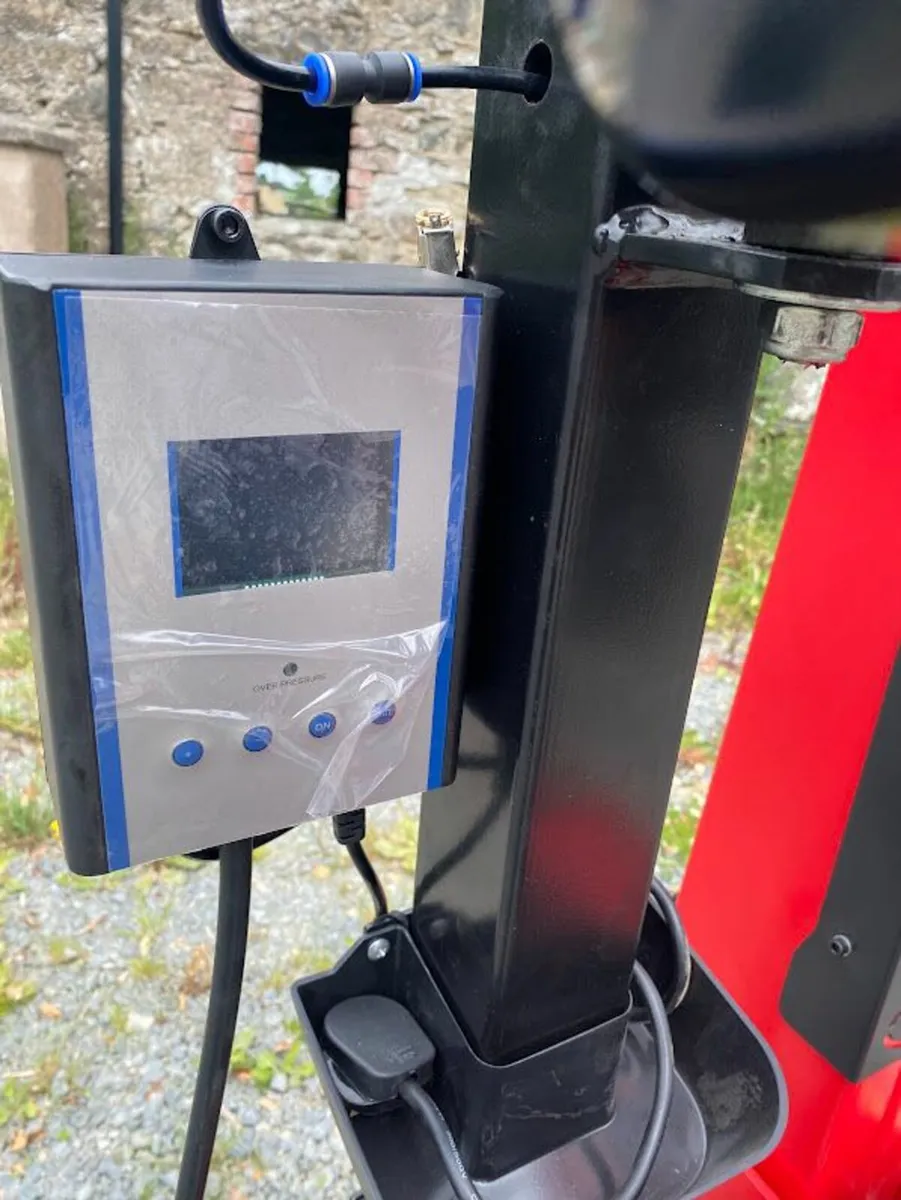 Full Automatic Leverless Tyre Changer 240 volt - Image 4