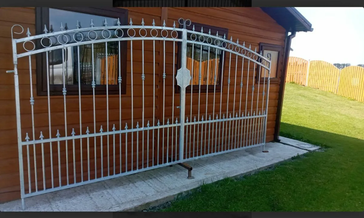 Gates entrance - Image 2