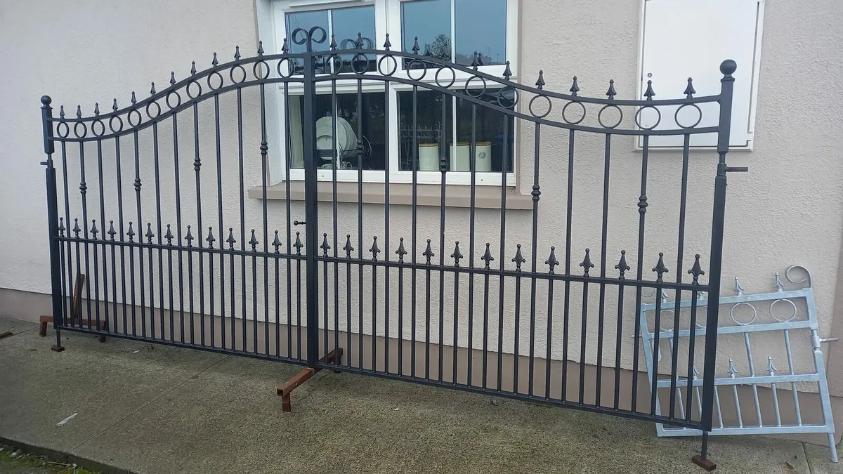 Gates entrance - Image 1