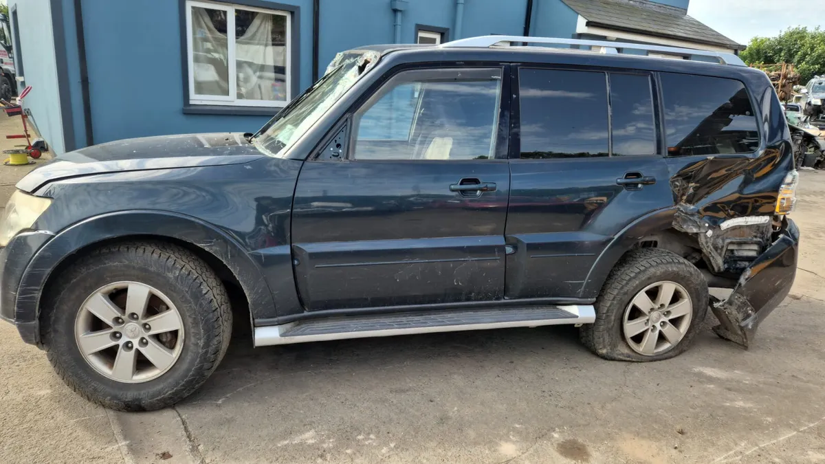 2009 MITSUBISHI PAJERO 3.2 - Image 1