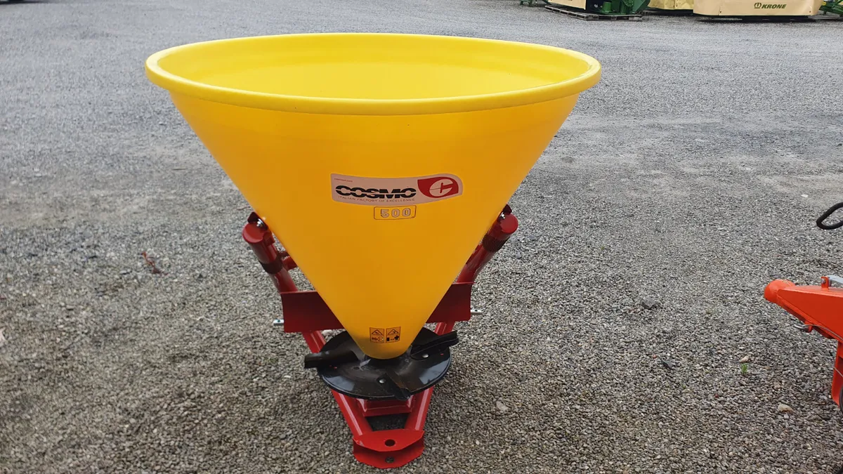 New Cosmo 500 Litre Fertilizer Spreader - Image 1