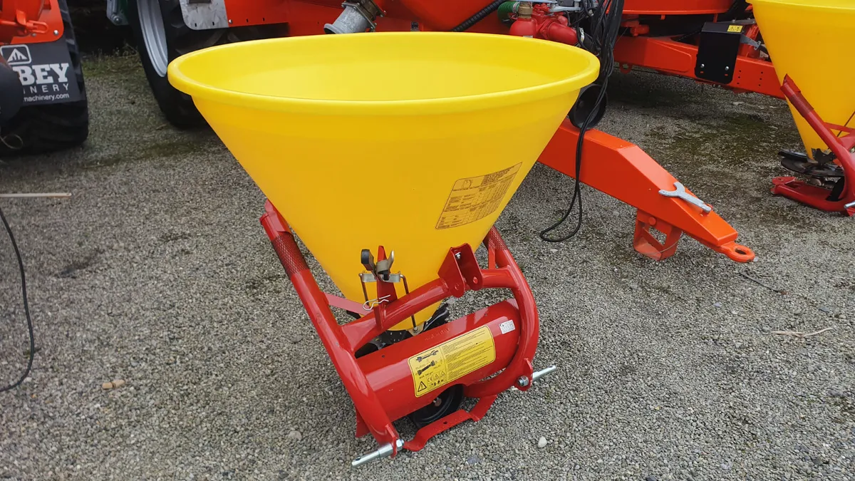 New Cosmo 500 Litre Fertilizer Spreader - Image 2