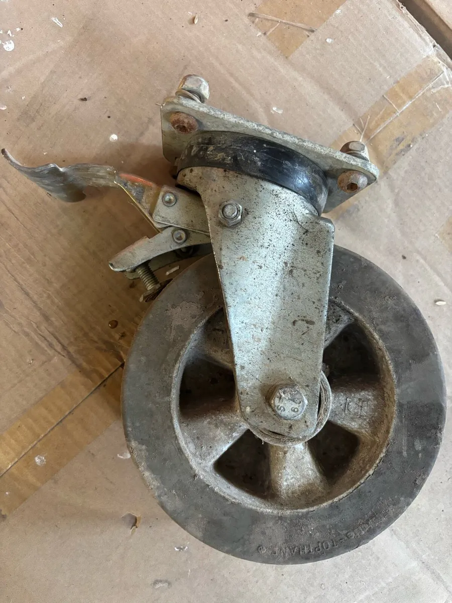 BRAKED CASTOR WHEEL 350KG LOADING - Image 1