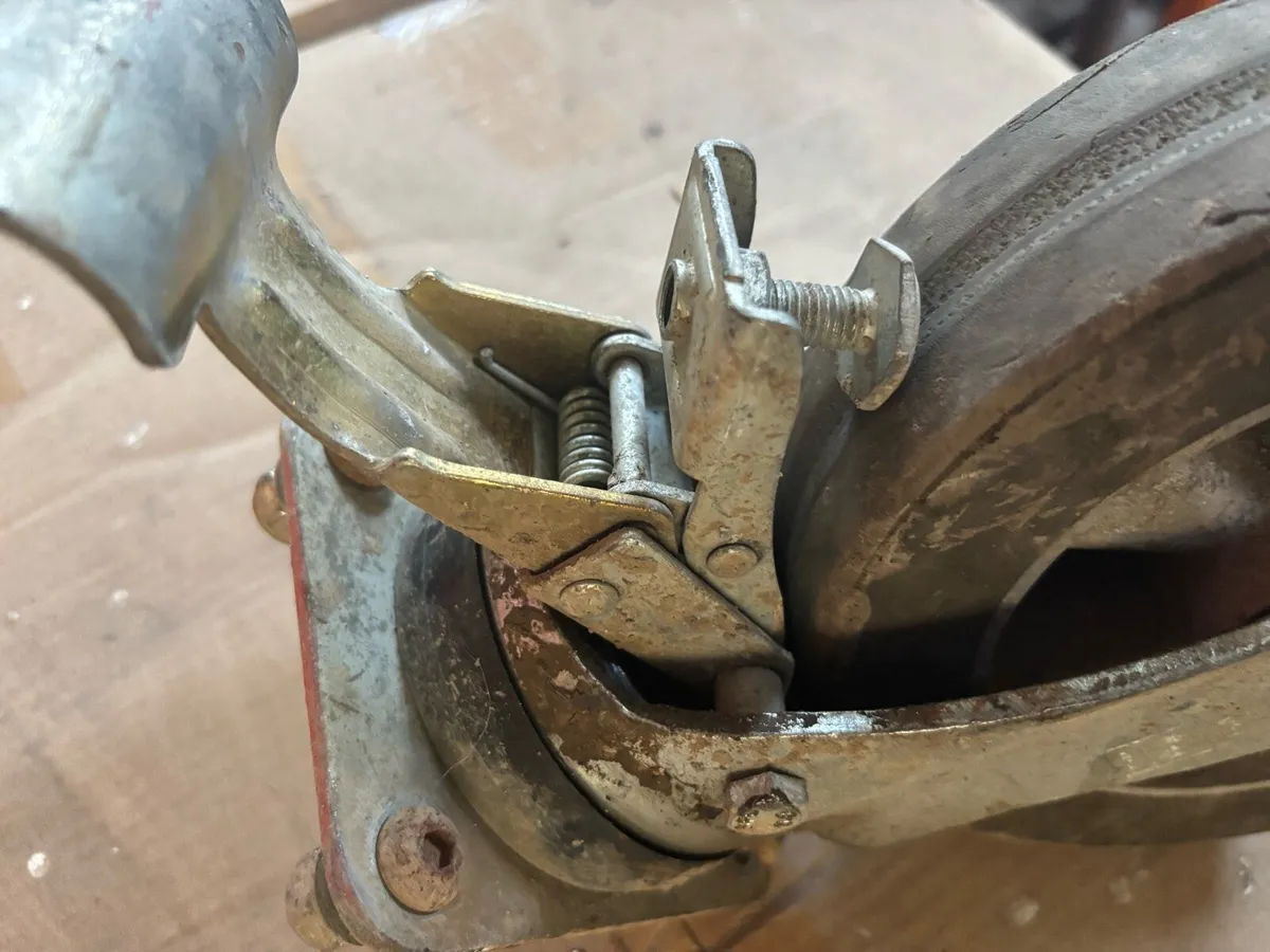 BRAKED CASTOR WHEEL 350KG LOADING - Image 2