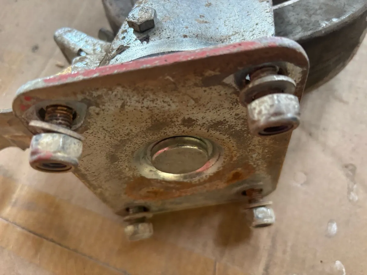 BRAKED CASTOR WHEEL 350KG LOADING - Image 3