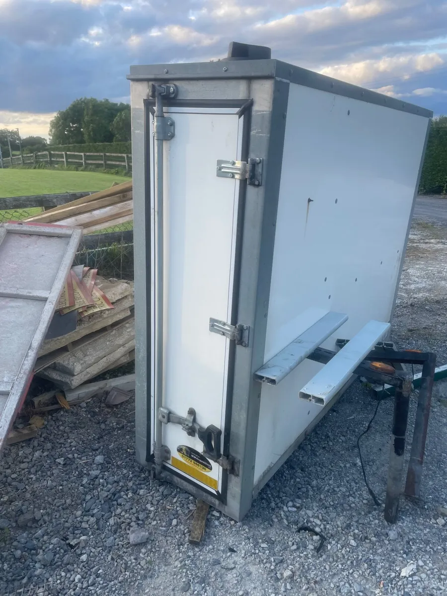 Tool box with dryer and electrical hoist - Image 3