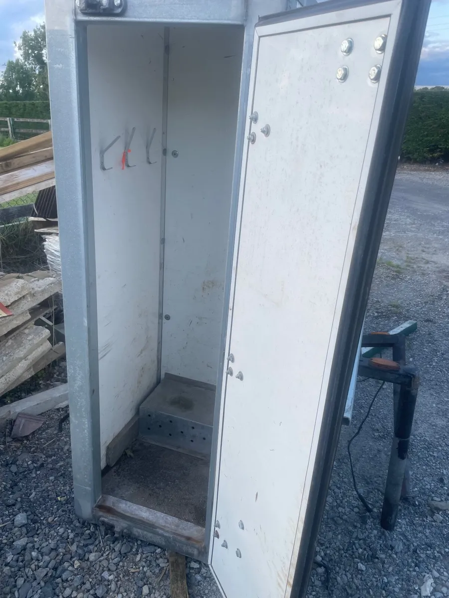 Tool box with dryer and electrical hoist - Image 1