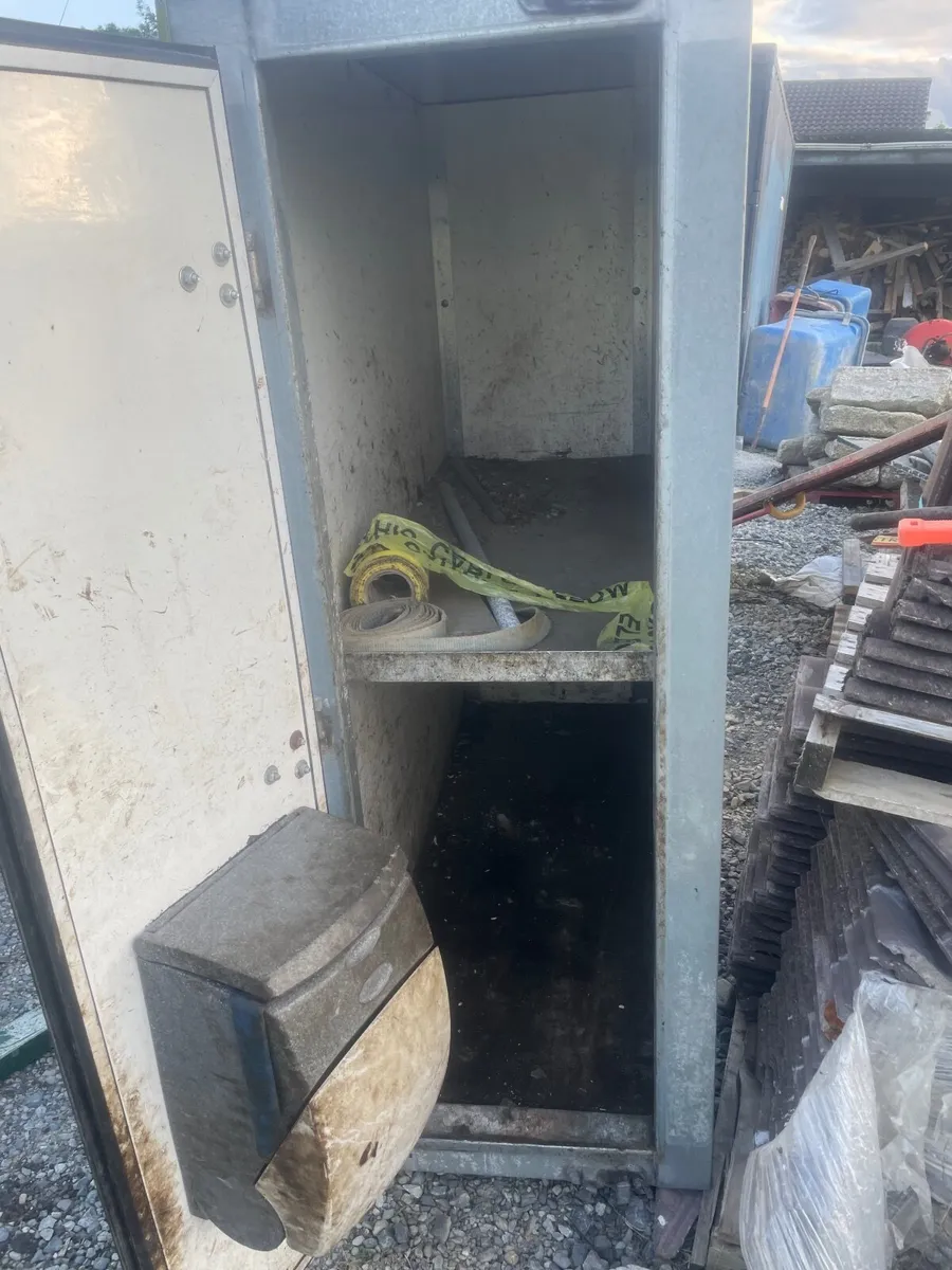 Tool box with dryer and electrical hoist - Image 2