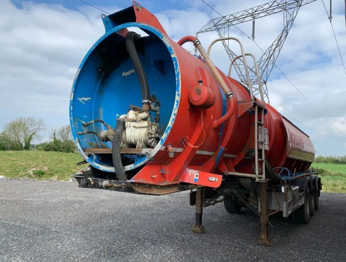 2006 Clayton Tri Axle Artic Barrell c/w Pump - Image 3