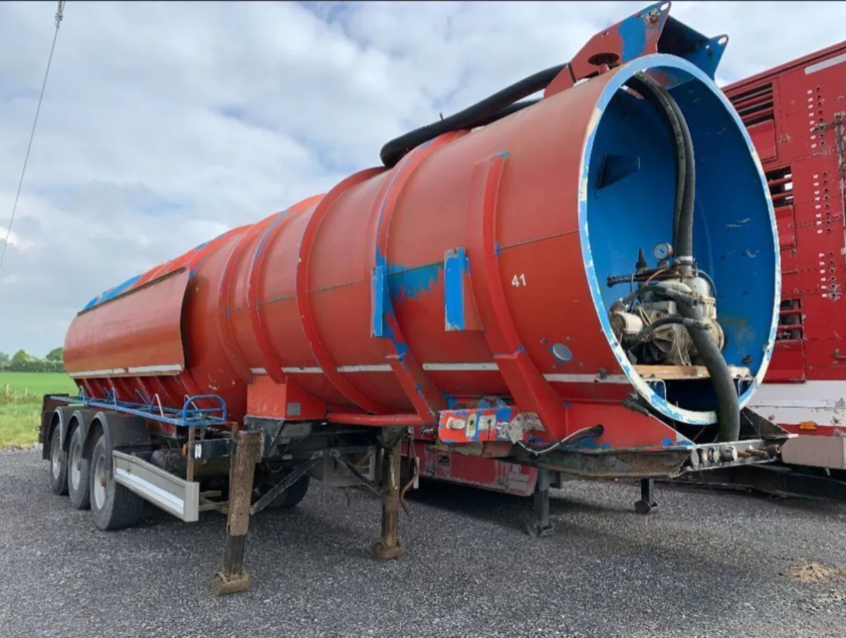 2006 Clayton Tri Axle Artic Barrell c/w Pump - Image 1